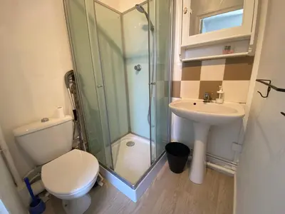 Salle de bains dans l'établissement Petit studio confortable pour deux personnes - 037