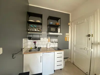 Cuisine ou kitchenette dans l'établissement Petit studio confortable pour deux personnes - 037