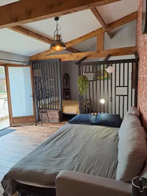 Un ou plusieurs lits dans un hébergement de l'établissement L'Annexe- guest house avec piscine studio avec coin chambre