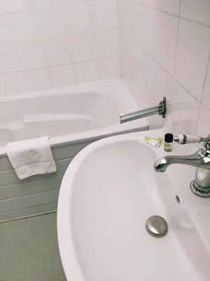 Salle de bains dans l'établissement Hôtel Restaurant l’Éolienne