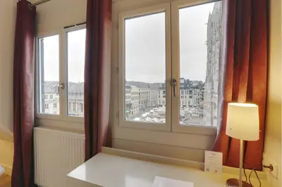 Un ou plusieurs lits dans un hébergement de l'établissement Hôtel Cardinal