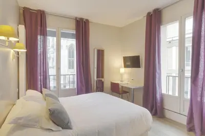 Un ou plusieurs lits dans un hébergement de l'établissement Hôtel Cardinal