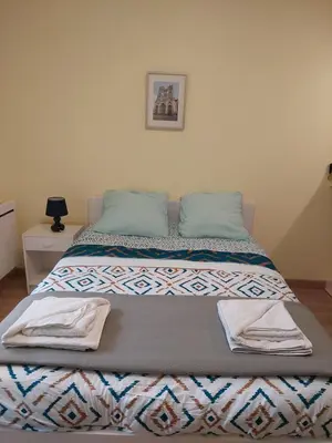 Un ou plusieurs lits dans un hébergement de l'établissement Bonvallet - Studio paisible et chaleureux avec balcon