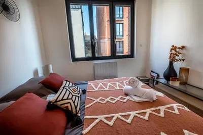 Un ou plusieurs lits dans un hébergement de l'établissement DOWNTOWN ROOFTOP - CENTRE VILLE - WiFi - TERRASSE - NETFLIX