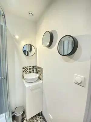 Salle de bains dans l'établissement Casamara 1 T1 avec 2 couchages 10 min CHU