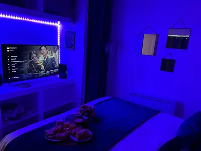 Télévision ou salle de divertissement dans l'établissement Appart' Studio cooconing - Champs Elysées - NETFLIX
