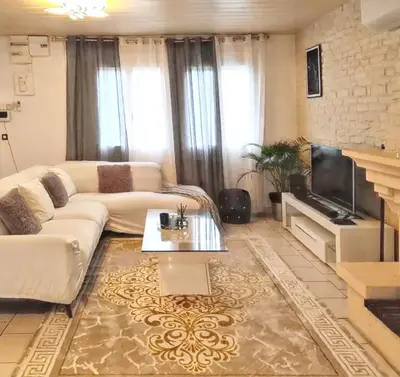 Coin salon dans l'établissement Villa charmante à Saint-Martin-Longueau avec piscine privée