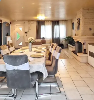 Coin salon dans l'établissement Villa charmante à Saint-Martin-Longueau avec piscine privée