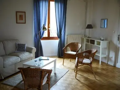 Coin salon dans l'établissement Gite Les Volets Rouges