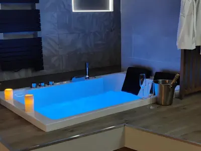 Plan de l'établissement LA BULLE ROMANTIQUE, Suite avec jacuzzi privatif