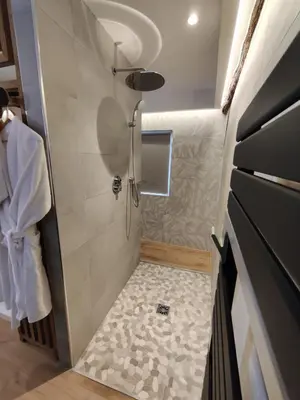 Salle de bains dans l'établissement LA BULLE ROMANTIQUE, Suite avec jacuzzi privatif