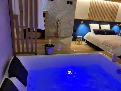 Un ou plusieurs lits dans un hébergement de l'établissement LA BULLE ROMANTIQUE, Suite avec jacuzzi privatif