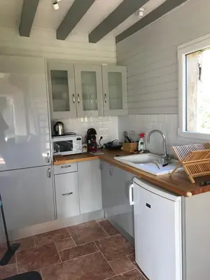 Cuisine ou kitchenette dans l'établissement Maison au bord de riviere , proche de la mer- spa semi rigide plein air en option