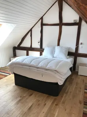 Un ou plusieurs lits dans un hébergement de l'établissement Maison au bord de riviere , proche de la mer- spa semi rigide plein air en option