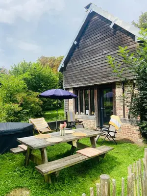 Jardin de l'établissement Maison au bord de riviere , proche de la mer- spa semi rigide plein air en option