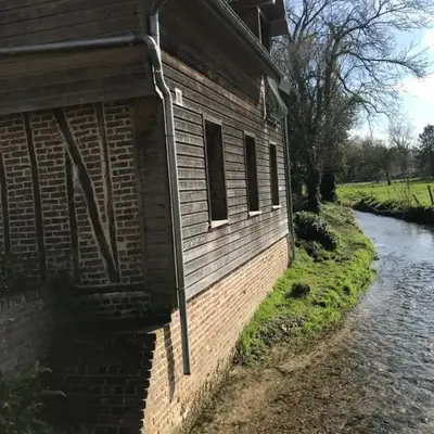 Maison au bord de riviere