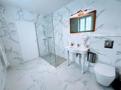 Salle de bains dans l'établissement Château de Moliens
