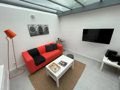 Télévision ou salle de divertissement dans l'établissement Maison climatisée avec jardin