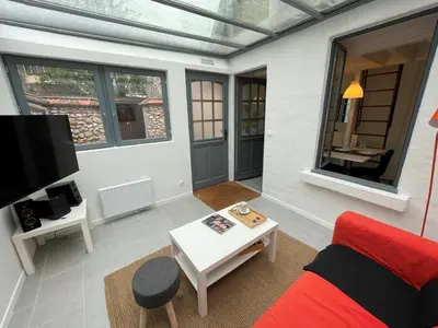 Télévision ou salle de divertissement dans l'établissement Maison climatisée avec jardin