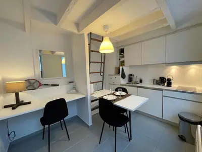 Cuisine ou kitchenette dans l'établissement Maison climatisée avec jardin