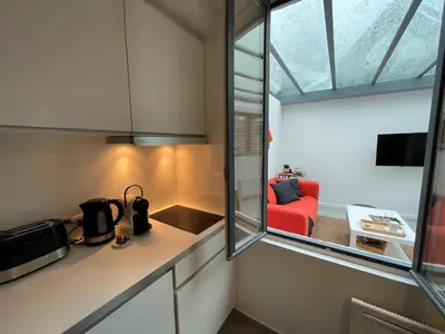 Cuisine ou kitchenette dans l'établissement Maison climatisée avec jardin