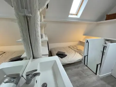Un ou plusieurs lits dans un hébergement de l'établissement Maison climatisée avec jardin