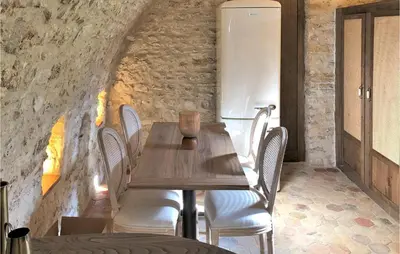 Coin salon dans l'établissement Cozy Home In Saint-Cyr-En-Arthies