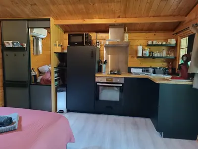 Cuisine ou kitchenette dans l'établissement Le Châlet des Hortillonnages