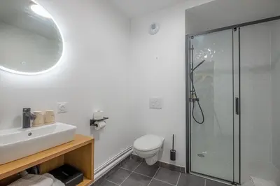 Salle de bains dans l'établissement Hôtel Amiens Sud