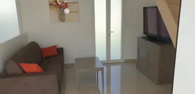 Télévision ou salle de divertissement dans l'établissement Petite maison sur les traces de Van gogh