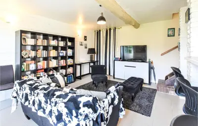 Télévision ou salle de divertissement dans l'établissement Pet Friendly Home In Le Mesnil-Esnard
