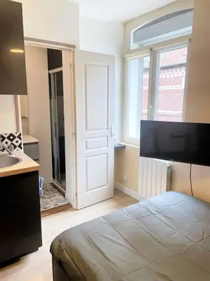 Un ou plusieurs lits dans un hébergement de l'établissement Studio Netflix & Bed