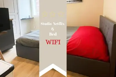 Un ou plusieurs lits dans un hébergement de l'établissement Studio Netflix & Bed