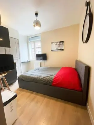 Un ou plusieurs lits dans un hébergement de l'établissement Studio Netflix & Bed