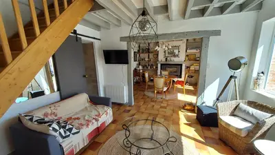 Télévision ou salle de divertissement dans l'établissement La maison aux oiseaux