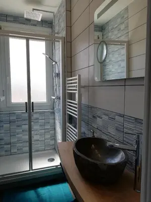 Salle de bains dans l'établissement Au Bigorneau Langoureux