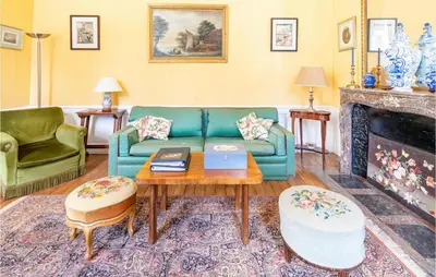 Coin salon dans l'établissement 10 Bedroom Cozy Home In Allonne