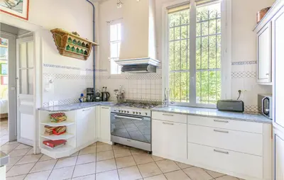 Cuisine ou kitchenette dans l'établissement 10 Bedroom Cozy Home In Allonne