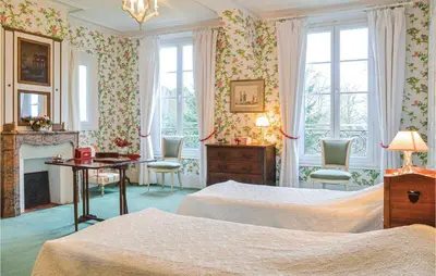 Un ou plusieurs lits dans un hébergement de l'établissement 10 Bedroom Cozy Home In Allonne