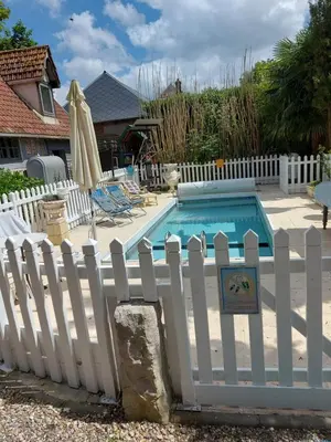 Piscine de l'établissement Bergerie Bracquetuit ou située à proximité