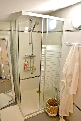 Salle de bains dans l'établissement 400m gare&centre ville, sèche linge, local vélo