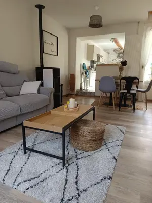 Coin salon dans l'établissement Le Cocon des Hortillonnages d'Amiens