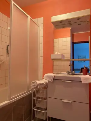 Salle de bains dans l'établissement Studio avec parking privé au cœur du Tréport
