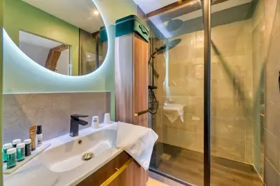 Salle de bains dans l'établissement Le Clos des Roches