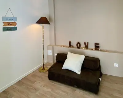 Coin salon dans l'établissement Le Confort Normand - Sur les quais & proxy plage - Chaleureux - Full équipé & netflix - Parking gratuit