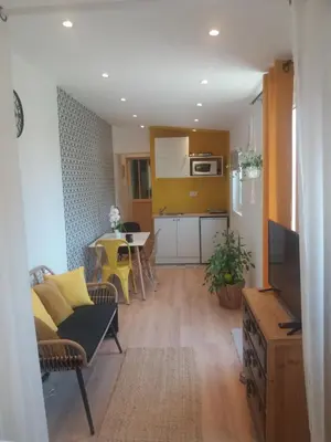 Cuisine ou kitchenette dans l'établissement Studio neuf dans propriété au bord de la mer