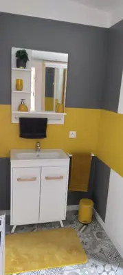 Cuisine ou kitchenette dans l'établissement Studio neuf dans propriété au bord de la mer