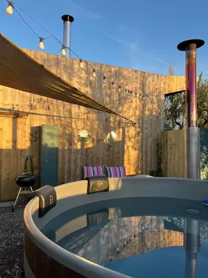Piscine de l'établissement Gîte avec bain nordique dans la campagne brayonne pour 2 personnes ou située à proximité