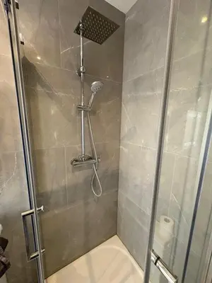 Salle de bains dans l'établissement ​Cœur de ville ! Cœur de l'Oise​​ ! Moderne & fonctionnel​