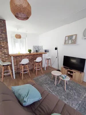 Télévision ou salle de divertissement dans l'établissement Les Nuits Bonneuilloises Le Percheron